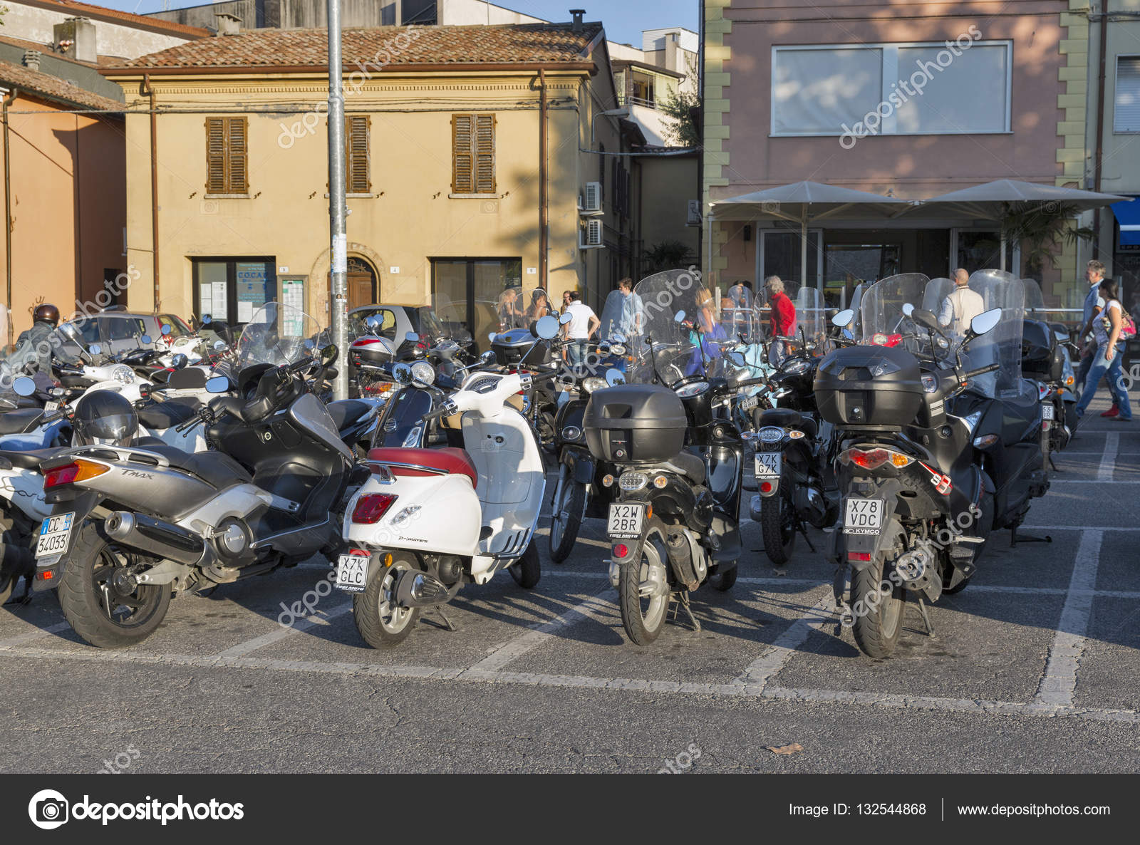 depositphotos 132544868 stockafbeelding motos parkeren op de centrale